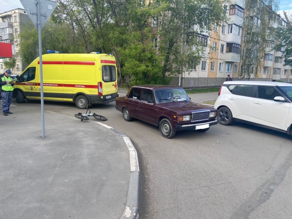 В Кургане 12-летний велосипедист попал под колёса ВАЗа из-за незнаний ПДД 