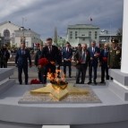 Заместитель губернатора Константин Ермаков принял участие в церемонии зажжения Вечного огня в Шадринске
Заместитель губернатора Константин Ермаков принял участие в церемонии зажжения Вечного огня в Шадринске