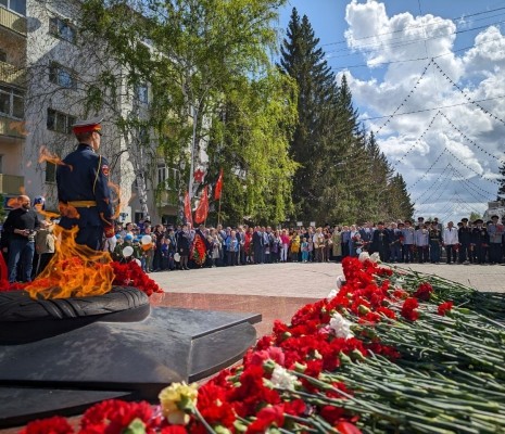 Сотрудники следственного управления Следственного комитета Российской Федерации по Курганской области почтили память героев Великой Отечественной войны у Вечного огня Сотрудники следственного управления Следственного комитета Российской Федерации по Курганской области почтили память героев Великой Отечественной войны у Вечного огня