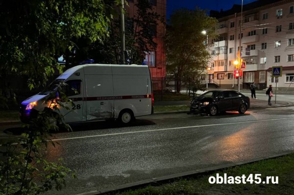В центре Кургана скорая помощь «поправила лицо» иномарке за выезд на красный В центре Кургана скорая помощь «поправила лицо» иномарке за выезд на красный