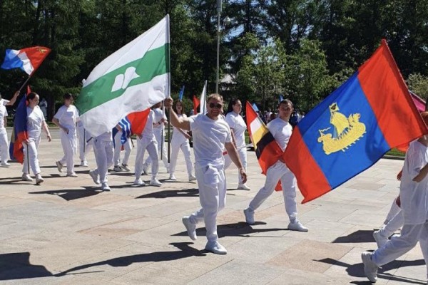Зауральцы вышли на Всероссийский парад спортсменов в Москве Зауральцы вышли на Всероссийский парад спортсменов в Москве
