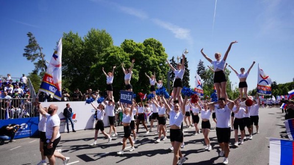 Физкультурники на спортивном параде в Москве  