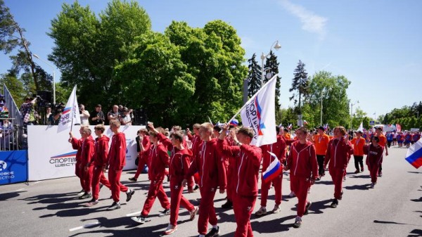 Физкультурники на спортивном параде в Москве  