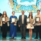 
											Губернатор Вадим Шумков поздравил выпускников Курганской области с окончанием школы									