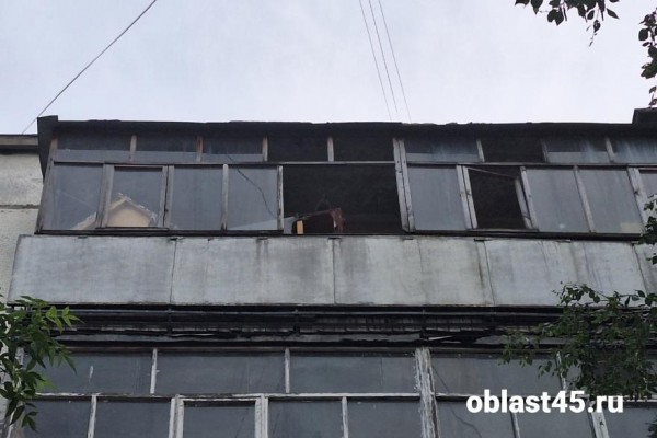 В Кургане пенсионерка выпала из окна и разбилась насмерть В Кургане пенсионерка выпала из окна и разбилась насмерть