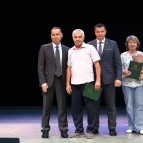 
											Губернатор Вадим Шумков вручил награды сотрудникам бюджетной сферы, которые помогали в ликвидации последствий паводка									