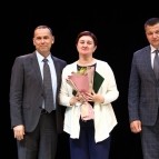 
											Губернатор Вадим Шумков вручил награды сотрудникам бюджетной сферы, которые помогали в ликвидации последствий паводка									
