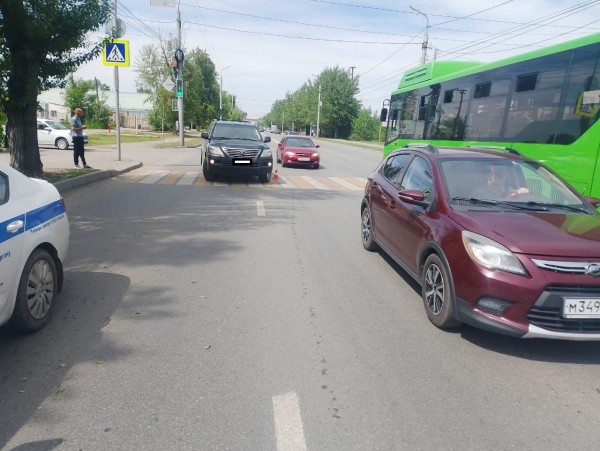 В Кургане женщин сбил «Лексус», когда они переходили дорогу по правилам В Кургане женщин сбил «Лексус», когда они переходили дорогу по правилам