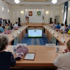 
											Губернатор Вадим Шумков накануне профессионального праздника вручил награды медицинским работникам региона									