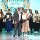 
											Губернатор Вадим Шумков поздравил выпускников Курганской области с окончанием школы									