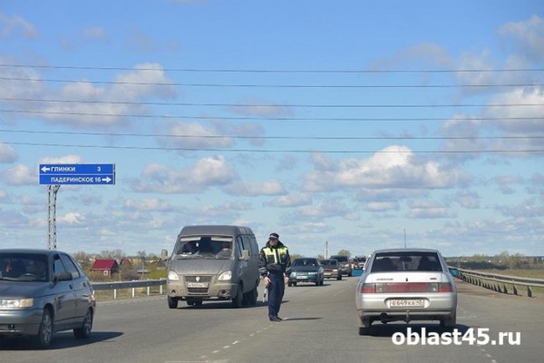 На зауральской трассе затруднено движение транспорта из-за ремонта дороги 