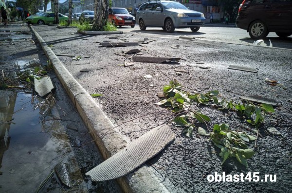 В центре Кургана во время ливня обвалился балкон В центре Кургана во время ливня обвалился балкон