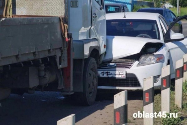 В Кургане на улице Омской произошла авария