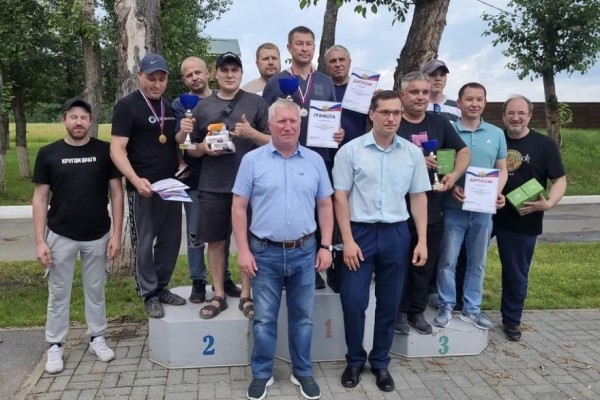 В Кургане заводчане показали навыки в стрельбе В Кургане заводчане показали навыки в стрельбе