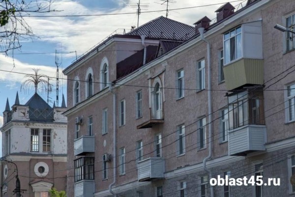 В центре Кургана во время ливня обвалился балкон В центре Кургана во время ливня обвалился балкон
