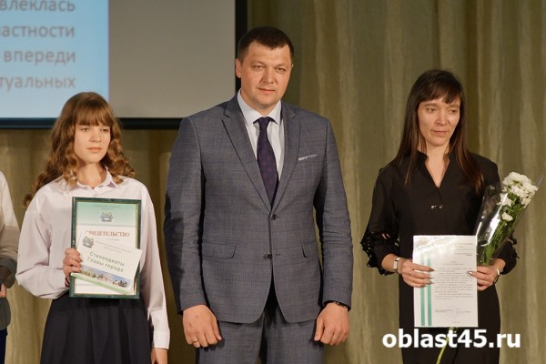 В Кургане 27 школьников получили стипендию главы города