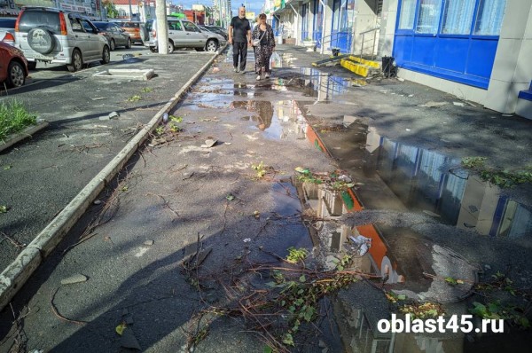 В центре Кургана во время ливня обвалился балкон В центре Кургана во время ливня обвалился балкон