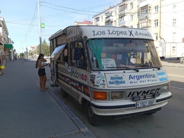 В Курган приехали путешественники из Аргентины в доме на колесах. Фото