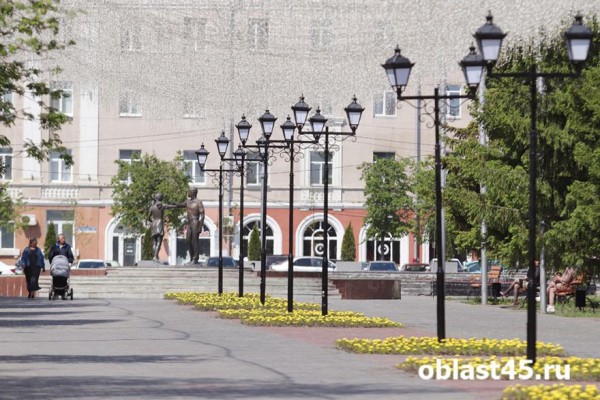 Курганцев в течение недели развлекают в городском саду