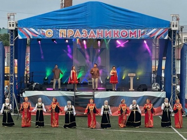 Вокалисты из Екатеринбурга стали хедлайнерами на 100-летнем юбилее в Каргаполье. Фото, видео Вокалисты из Екатеринбурга стали хедлайнерами на 100-летнем юбилее в Каргаполье. Фото, видео