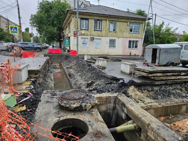 В центре Кургана до середины августа закрыли проезд по Кирова. Фото
