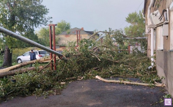 ​В Сафакулево устраняют последствия урагана