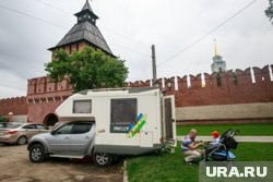 В Курган приехали путешественники из Аргентины в доме на колесах. Фото