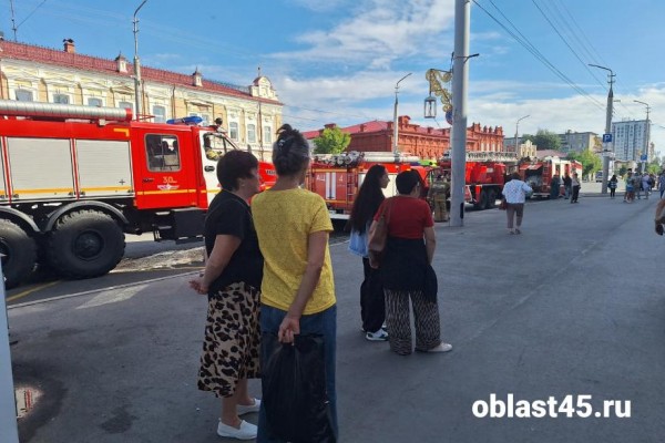 В Кургане в район Центрального рынка стянуты пожарные автомобили