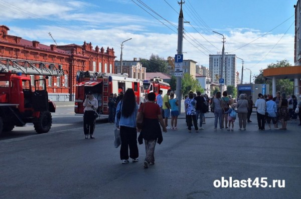 В Кургане в район Центрального рынка стянуты пожарные автомобили