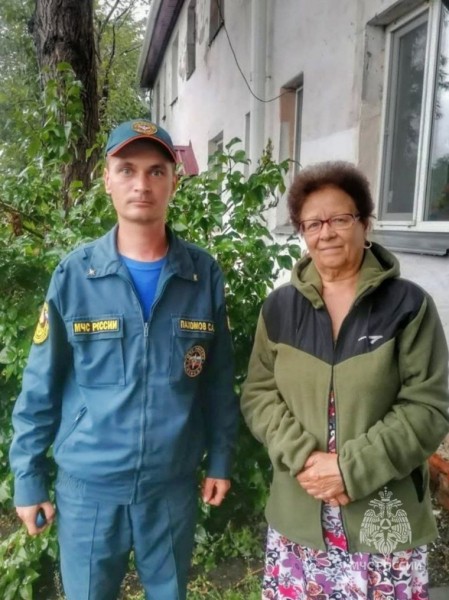 Сотрудник курганского МЧС в свой выходной спас из огня пожилую женщину. Фото Сотрудник курганского МЧС в свой выходной спас из огня пожилую женщину. Фото