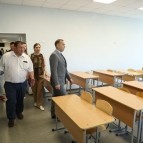 Губернатор Вадим Шумков работает в Петуховском округе, рабочий выезд глава региона начал с осмотра школ
Губернатор Вадим Шумков работает в Петуховском округе, рабочий выезд глава региона начал с осмотра школ