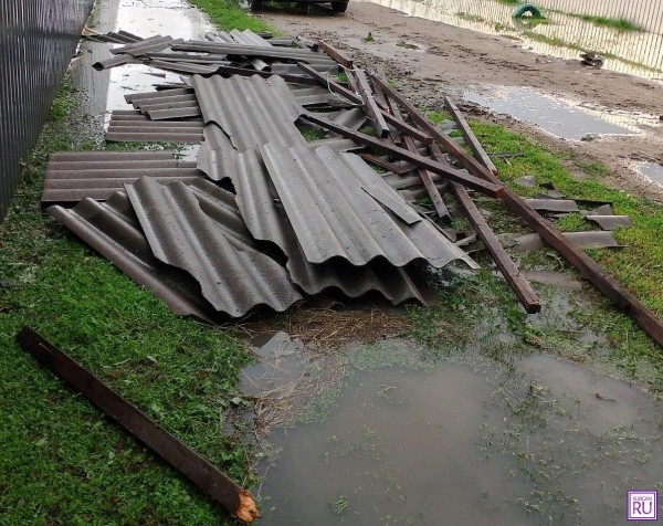 ​В Сафакулево устраняют последствия урагана