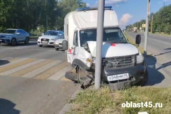 В жилом районе Энергетики в Кургане машина скорой помощи угодила в ДТП