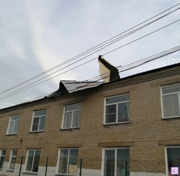 ​В Сафакулево устраняют последствия урагана