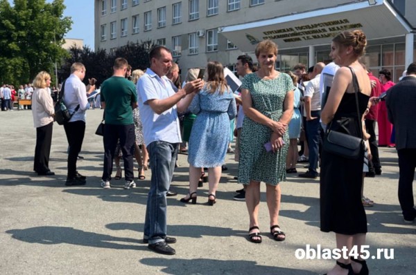 Агроном - звучит гордо: выпускникам Курганской сельхозакадемии вручили дипломы Агроном - звучит гордо: выпускникам Курганской сельхозакадемии вручили дипломы