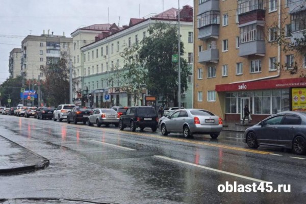&laquo;Город встал&raquo;: в Кургане из-за дождя пробки на улицах