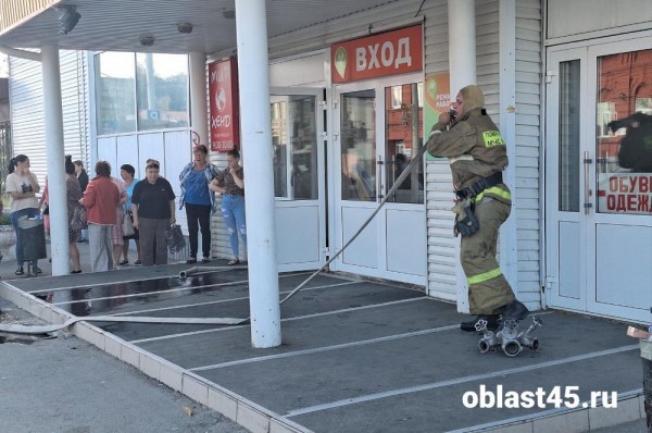 В Кургане в район Центрального рынка стянуты пожарные автомобили
