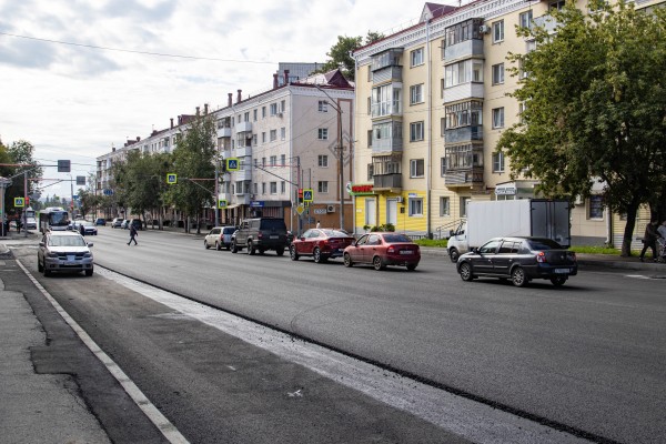 В Кургане по улице Красина доделывают тротуары В Кургане по улице Красина доделывают тротуары