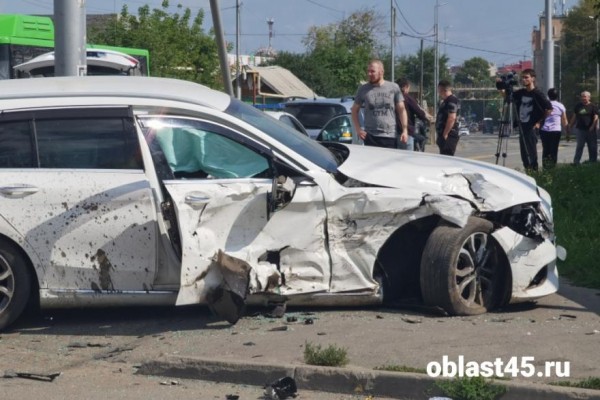 В Кургане в Западном микрорайоне &laquo;Мерседес&raquo; столкнулся с &laquo;Ладой&raquo;