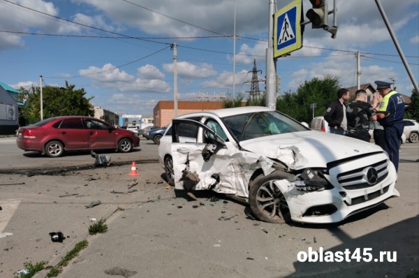 В Кургане в Западном микрорайоне &laquo;Мерседес&raquo; столкнулся с &laquo;Ладой&raquo;