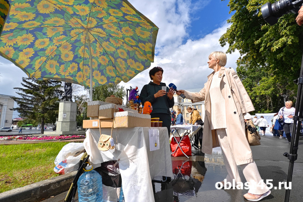 Правильные пчёлы: в Кургане отметили Медовый Спас