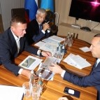 
											Губернатор Вадим Шумков обсудил вопросы ремонта федеральных трасс, проходящих через регион, с Министром транспорта РФ Романом Старовойтом  									