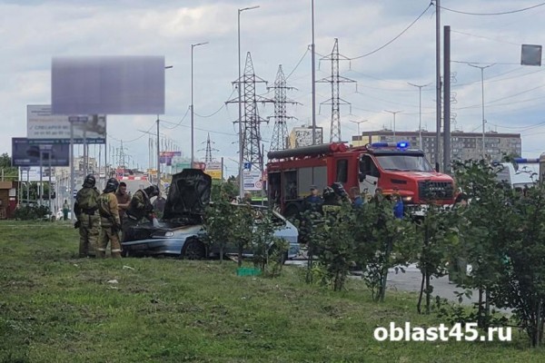 В центре Кургана потушили горящий автомобиль 