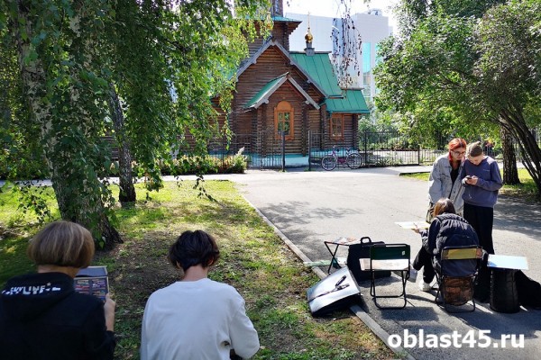 Юные художники вышли на улицы Кургана