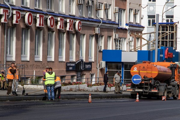 В Кургане по улице Красина доделывают тротуары В Кургане по улице Красина доделывают тротуары