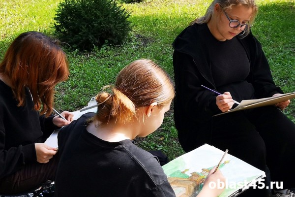 Юные художники вышли на улицы Кургана
