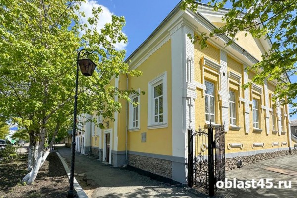 В Шадринском драматическом меняют крышу и систему пожаротушения В Шадринском драматическом меняют крышу и систему пожаротушения