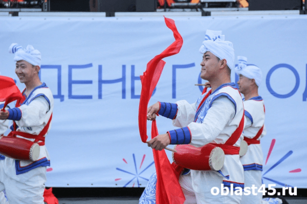 На центральной площади Кургана выступили артисты из Китая На центральной площади Кургана выступили артисты из Китая