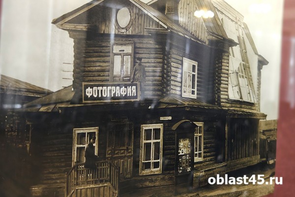Курган в объективе: в библиотеке Югова открылась выставка старинных фотографий