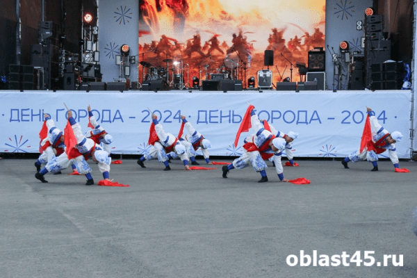 На центральной площади Кургана выступили артисты из Китая На центральной площади Кургана выступили артисты из Китая